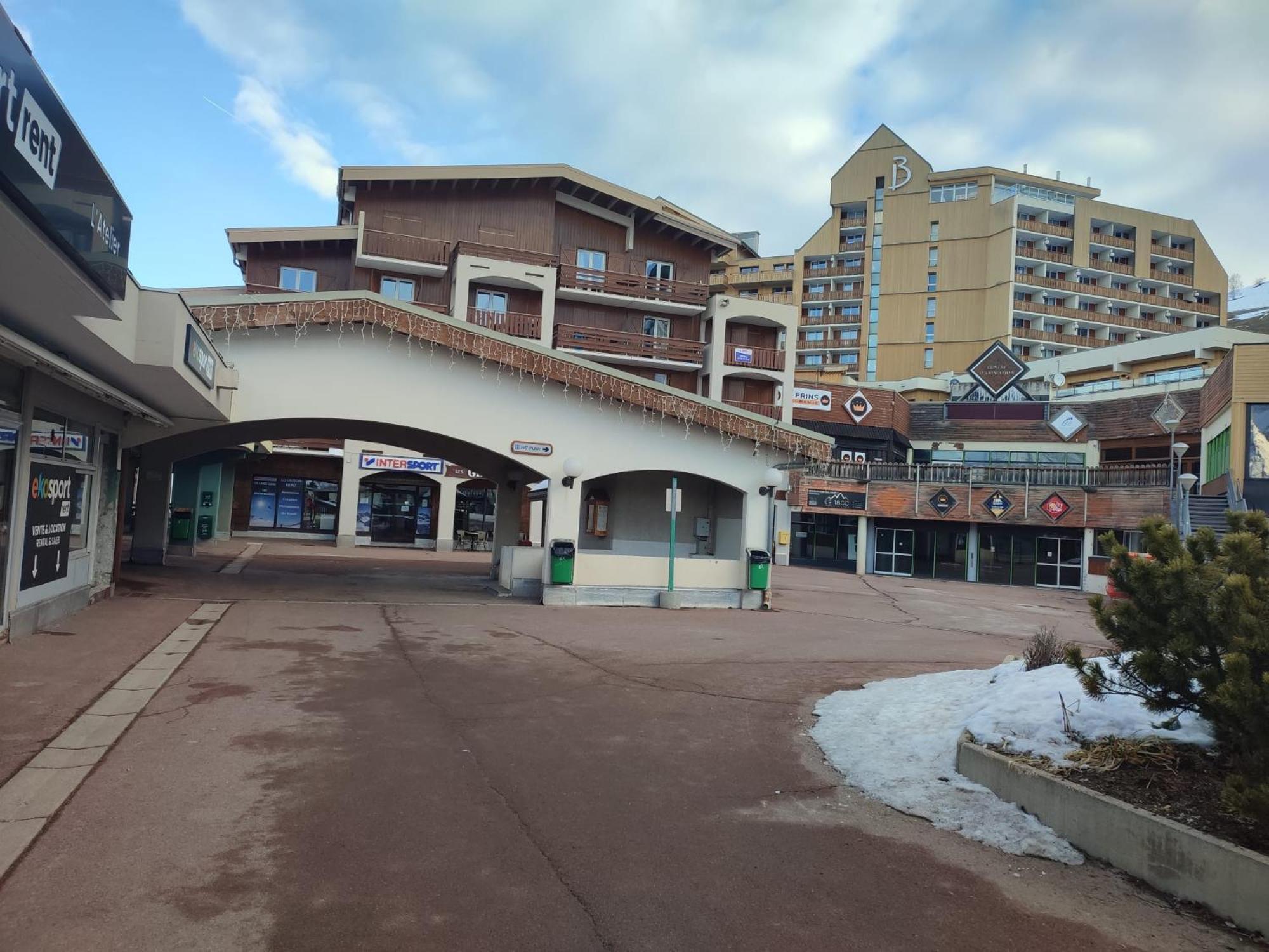 Les 2 Alpes Au Village 1800m-commerces Et Telesiege A 50m-retour Au Pied